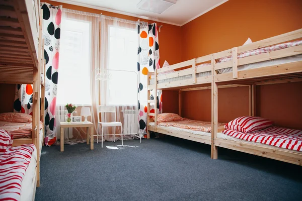 Hostelkamer met uitzicht op de stad. kleur kamer. lichte interieur — Stockfoto