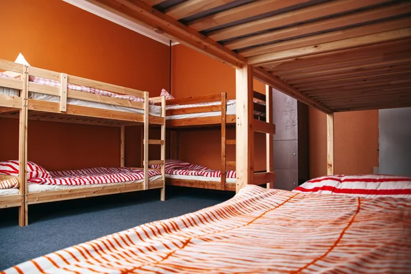 Hostel-rum med utsikt över staden. färg rum. ljusa inredning — Stockfoto