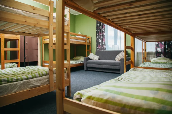 Chambre d'auberge avec vue sur la ville. Salle des couleurs. Intérieur lumineux — Photo