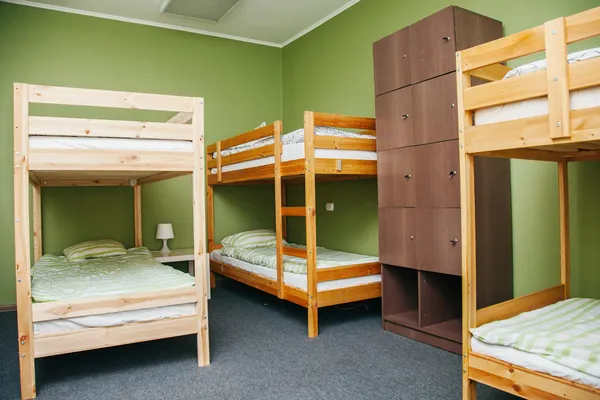 Hostel-rum med utsikt över staden. färg rum. ljusa inredning — Stockfoto