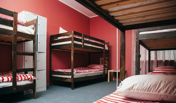 Chambre d'auberge avec vue sur la ville. Salle des couleurs. Intérieur lumineux — Photo