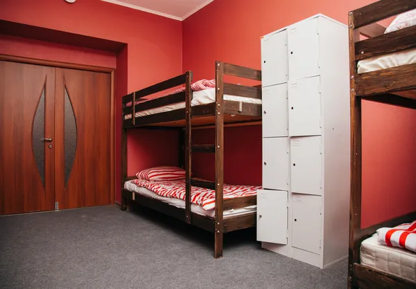 Hostel-rum med utsikt över staden. färg rum. ljusa inredning — Stockfoto