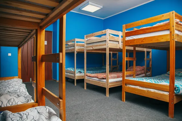 Hostel-rum med utsikt över staden. färg rum. ljusa inredning — Stockfoto