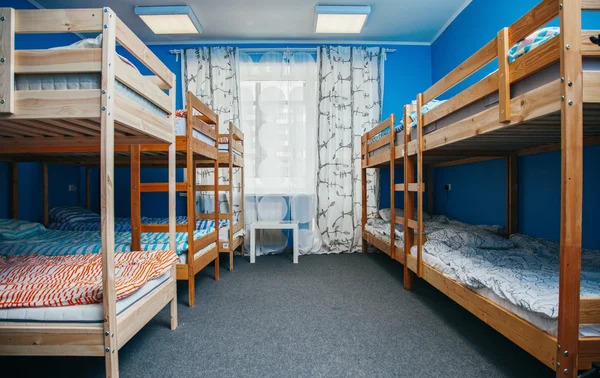 Hostel-rum med utsikt över staden. färg rum. ljusa inredning — Stockfoto