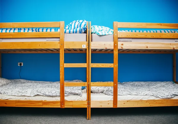 Hostelkamer met uitzicht op de stad. kleur kamer. lichte interieur — Stockfoto