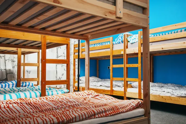 Kamar Hostel dengan pemandangan kota. Ruang warna. Interior terang — Stok Foto