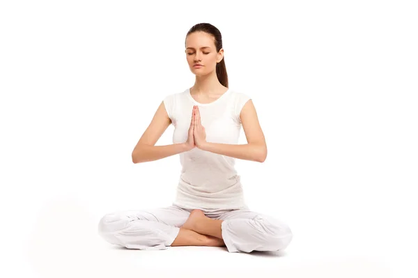 Joven hermosa yoga posando en un fondo de estudio —  Fotos de Stock