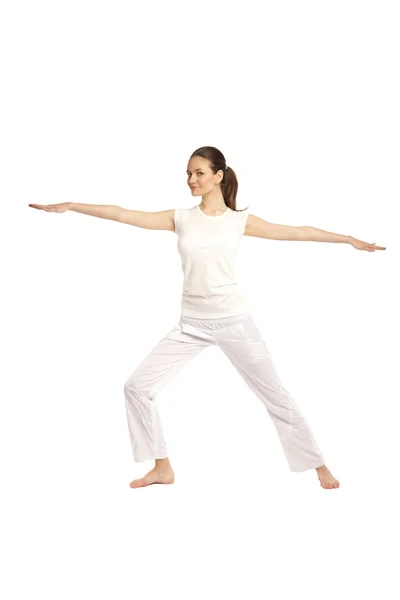 Junge schöne Yoga posiert auf einem Studio background31 — Stockfoto