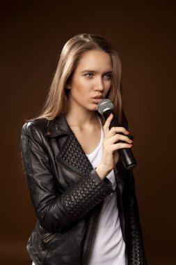 şarkı söyleyen kadın ile microphone84