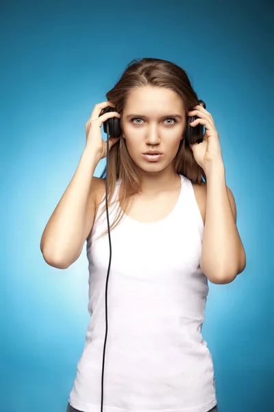 Mulher com fones de ouvido — Fotografia de Stock