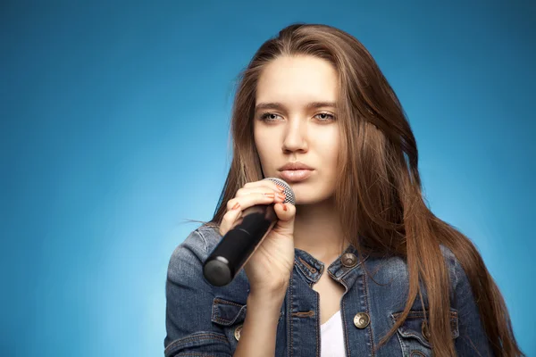 Zingende vrouw met microphone65 — Stockfoto