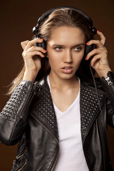 Mujer con auriculares escuchando música88 — Foto de Stock