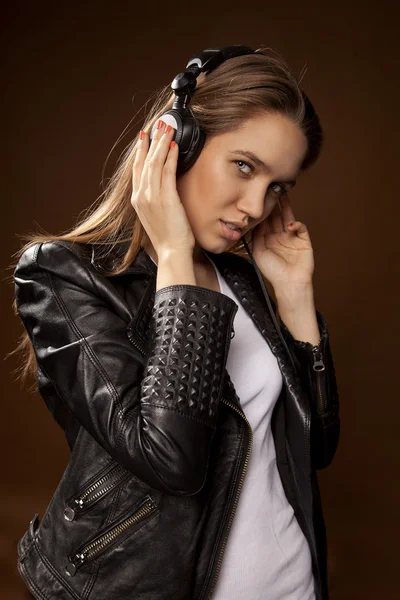 Kobieta z słuchawki słuchać music90 — Zdjęcie stockowe