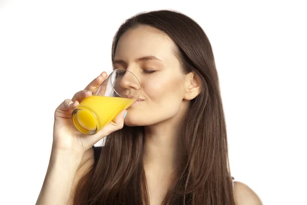 Vacker flicka med apelsinjuice — Stockfoto