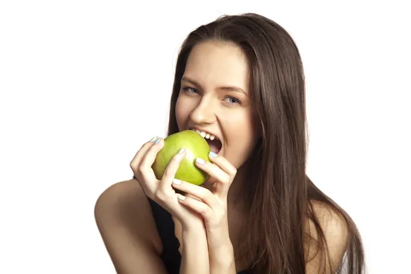 Mulher sorridente com maçã no branco — Fotografia de Stock