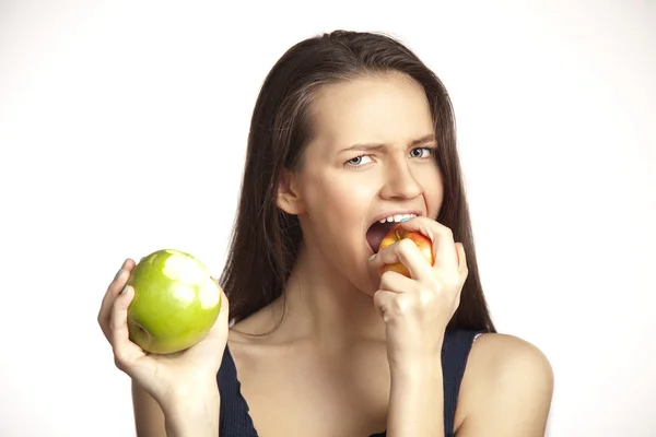 Leende kvinna med apple på vit — Stockfoto