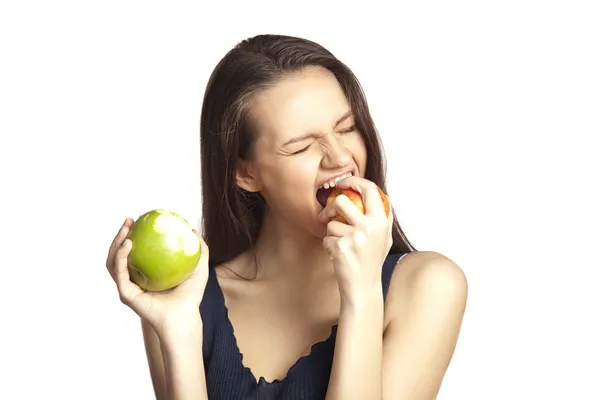 Mujer sonriente con manzana en blanco — Foto de Stock