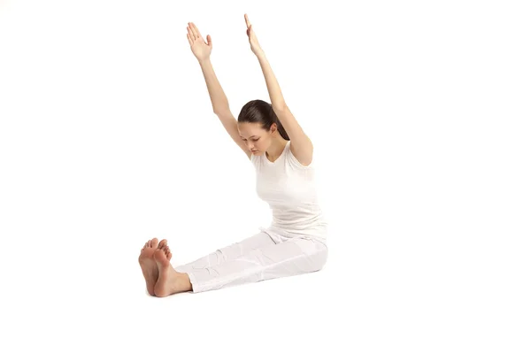Vacker flicka är engagerad i yoga — Stockfoto