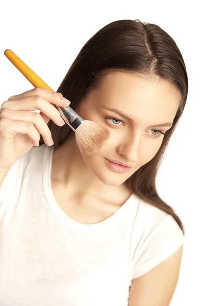 Vrouw toepassing van make-up — Stockfoto