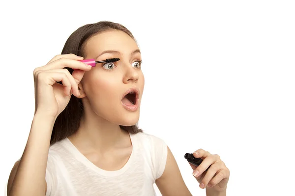 Mujer aplicando maquillaje — Foto de Stock