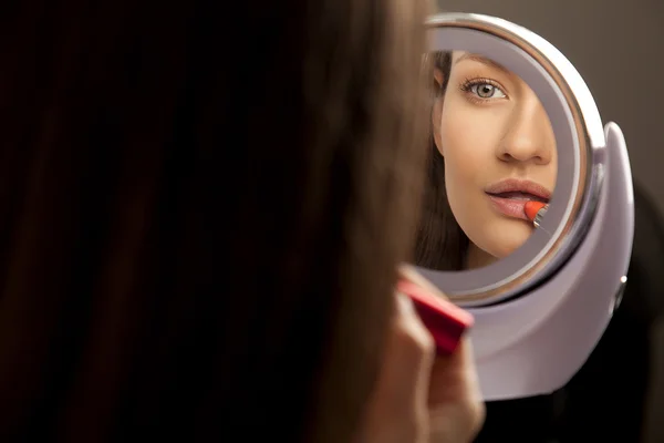 Vrouw toepassing van make-up — Stockfoto