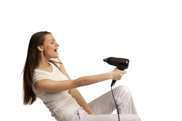 Bela sorrindo jovem mulher secando seu cabelo — Fotografia de Stock