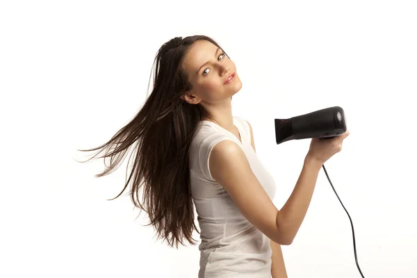 Bela sorrindo jovem mulher secando seu cabelo — Fotografia de Stock