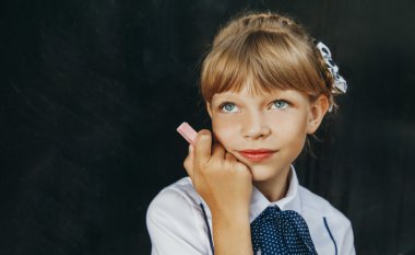 düşünme kadın öğrenci ya da öğretmen blackboard ayakta ile