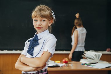 sınıfta genç bir kız. okul. moda