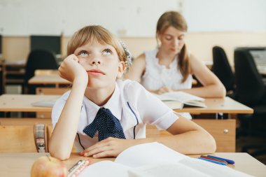 Eğitim ve okul kavramı - küçük öğrenci kız