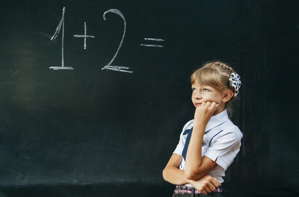 Chica de la escuela feliz en las clases de matemáticas encontrar solución y resolver problemas — Foto de Stock