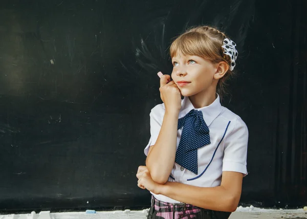 düşünme kadın öğrenci ya da öğretmen blackboard ayakta ile