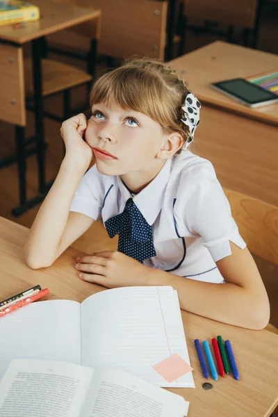 Vzdělání a škola koncept - malý studentka — Stock fotografie