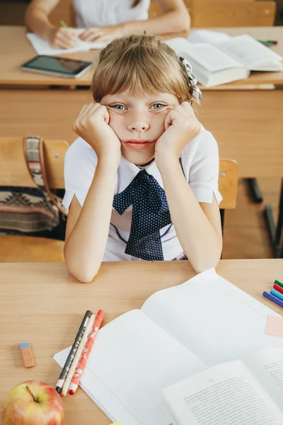 Educação e conceito de escola - pequena menina estudante — Fotografia de Stock