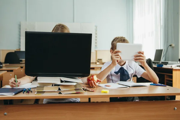 Παιδιά που σπουδάζουν με ψηφιακή laptop και tablet μέσα από το σχολείο — Φωτογραφία Αρχείου