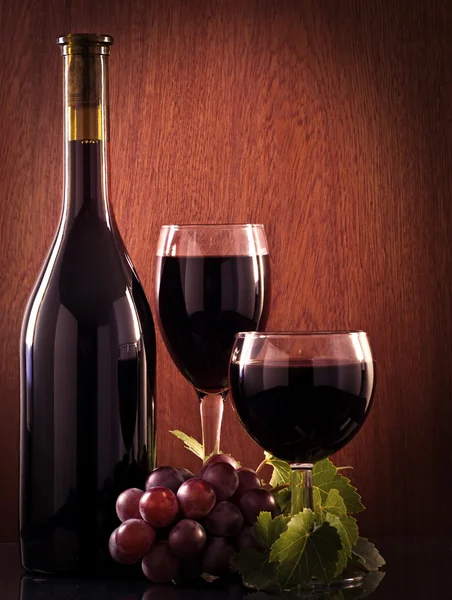 Copa de vino tinto y botella — Foto de Stock