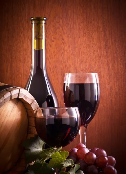 Червоне винне скло, барель і пляшка — стокове фото
