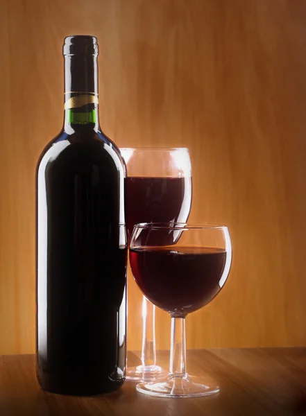 Verre à vin rouge et bouteille — Photo