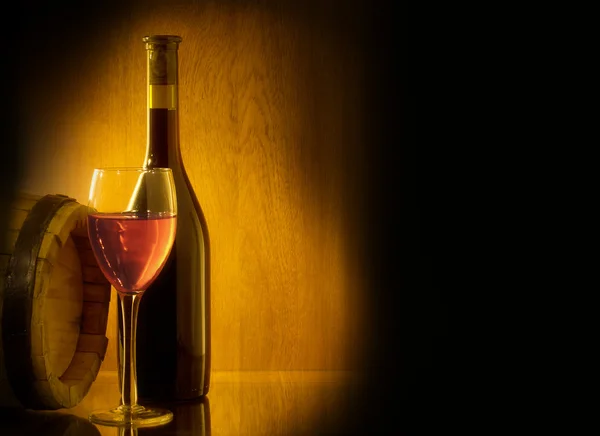 Червоне вино склянка і пляшка — стокове фото