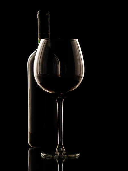 Rode wijn op zwarte achtergrond — Stockfoto