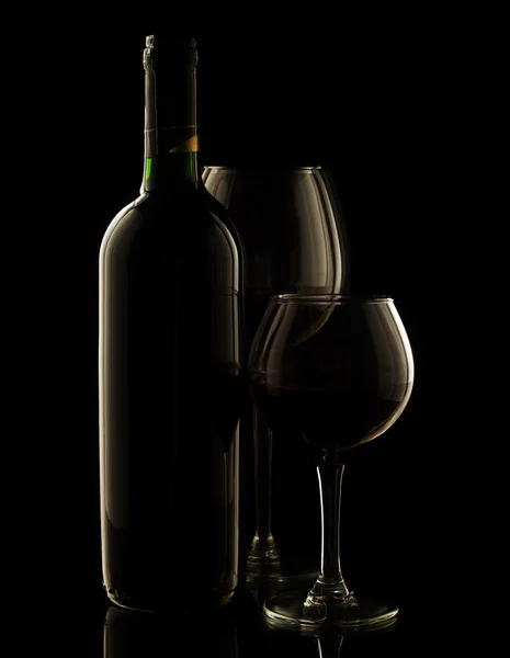 Vino tinto sobre fondo negro — Foto de Stock