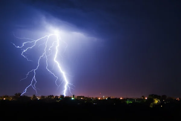 Blitz über Kleinstadt — Stockfoto