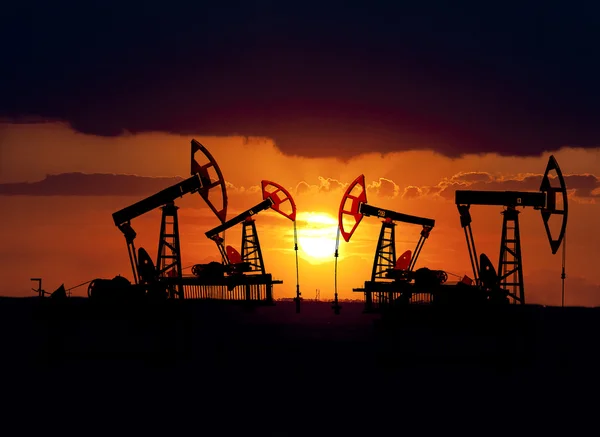 Koláž. ropné pole při západu slunce. — Stock fotografie