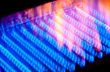 Kazan içindeki gaz brülör ateş yakar.