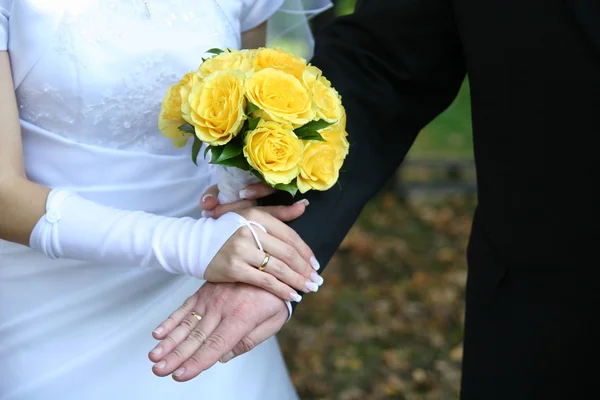 Свадьба, кольца, клятва, свадебный торт, свадебный букет, брак, невеста, жених — стоковое фото
