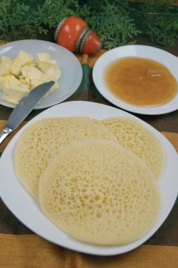 Baghrir ekmeği, lezzetli Beghrir kek tabağı.      