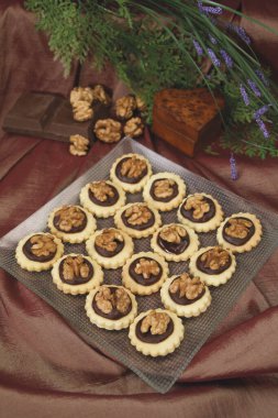 Kek, bisküviler düğünde ve bayramda sunulan çayla servis edilir. çerez