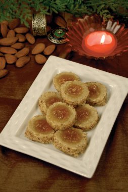 Kek, bisküviler düğünde ve bayramda sunulan çayla servis edilir. çerez