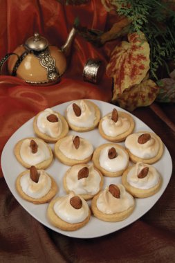 Kek, bisküvi, kurabiyeler düğünde ve bayramda sunulan çayla servis edilir..    