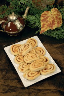 Kek, bisküvi, kurabiyeler düğünde ve bayramda sunulan çayla servis edilir..    